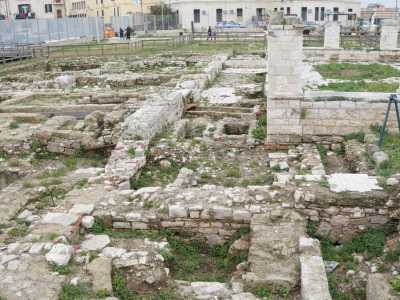 A dominare l�area c�� per� la grande chiesa (27 per 15 metri) del XII secolo dedicata a San Pietro Maggiore. Dell�edificio oggi � visibile parte della facciata e dell�aula centrale. Se la prima presenta due lesene ai lati del portale principale...